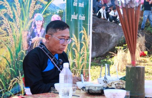 Thầy cúng thực hiện nghi thức trong Lễ cúng cơm mới.