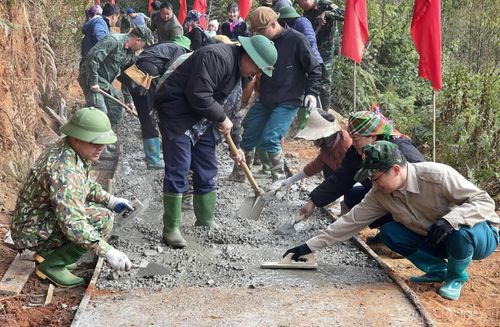 Cán bộ, công chức, lực lượng vũ trang xã Lao Chải và Nhân dân tham gia bê tông hóa tuyến đường vào đồi mâm xôi tại thôn Hú Trù Lình.