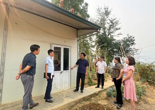 Đoàn công tác của Sở Dân tộc và Tôn giáo tỉnh kiểm tra việc thực hiện Chương trình mục tiêu quốc gia phát triển kinh tế - xã hội vùng đồng bào dân tộc thiểu số và miền núi tại xã Lao Chải. Trong ảnh: Đoàn công tác kiểm tra một cơ sở giáo dục trên địa bàn.