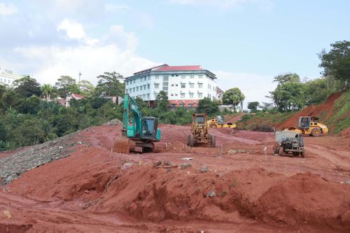 Thiếu hụt nguồn đất đắp nền khiến cho nhiều công trình, dự án đầu tư công ở phía Tây Lâm Đồng ảnh hưởng tiến độ thi công và giải ngân