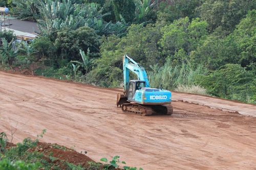 Máy móc nằm bất động trên công trường dự án Nâng cấp, mở rộng đường Lê Thánh Tông do thiếu đất đắp nền