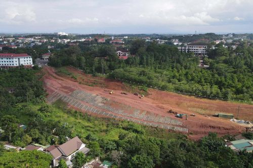 Dự án Nâng cấp, mở rộng đường Lê Thánh Tông được gia hạn thời gian hoàn thành từ năm 2025 sang năm 2026 nhưng vẫn còn dang dở vì thiếu đất đắp nền