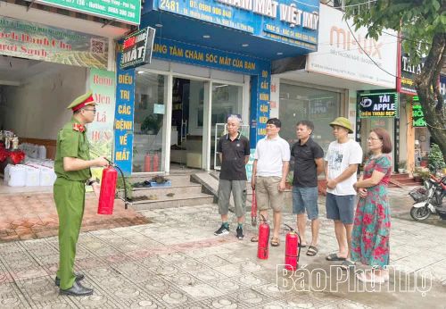 Công an phường Nông Trang phối hợp với Phòng Cảnh sát PCCC và CNCH, Công an tỉnh tổ chức luyện tập phương án PCCC và CNCH cho các thành viên Tổ liên gia an toàn về PCCC và Điểm chữa cháy công cộng trên địa bàn.
