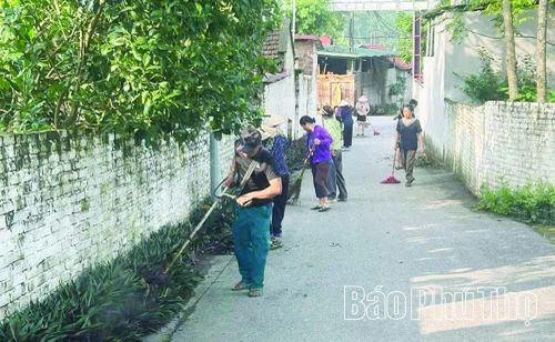 Người dân xã Liên Hòa chung tay chỉnh trang, vệ sinh đường làng, ngõ xóm.