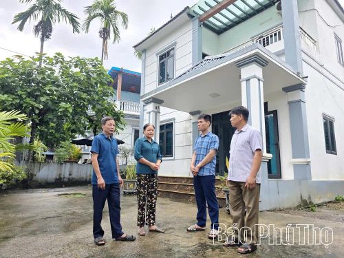 Cán bộ, đảng viên trong Đảng bộ thường xuyên tuyên truyền, vận động người dân chung sức xây dựng nông thôn mới với hệ thống đường làng, ngõ xóm khang trang, xanh - sạch - đẹp.