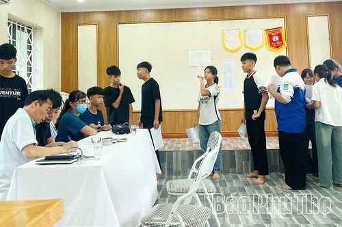 Cán bộ Trạm y tế xã khám sàng lọc sức khoẻ cho học sinh Trường THPT Chân Mộng.