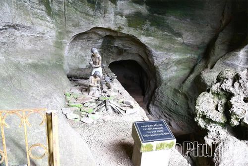 Bếp lửa và cảnh sinh hoạt của con người thời Văn hóa Hòa Bình được phục dựng.