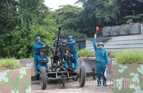 Khẩu đội pháo phòng không 37mm-1 huấn luyện hiệp đồng bắn mục tiêu trên không.