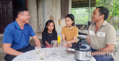 Thầy giáo Trương Văn Sỹ (bìa trái), Phó Hiệu trưởng Trường tiểu học và THCS Trường Xuân thăm hỏi phụ huynh, học sinh Bru-Vân Kiều trước ngày khai trường - Ảnh: T.L