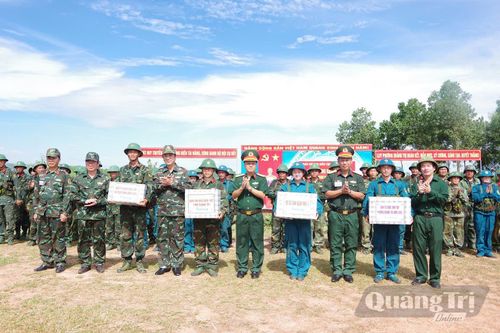 Thủ trưởng Quân khu, Ban Chỉ đạo, Ban tổ chức tỉnh động viên tặng quà cho các lực lượng tham gia thực binh - Ảnh: Cẩm Vy