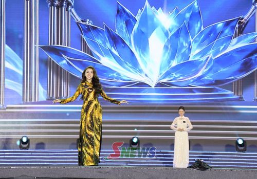 Các thí sinh trình diễn phần thi áo dài.