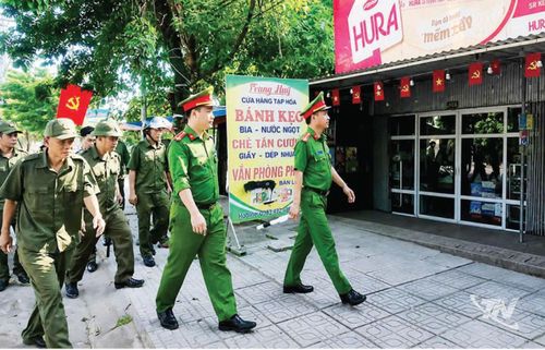 Công an phường Trung Thành và lực lượng bảo vệ an ninh, trật tự phối hợp tuần tra ở cơ sở.