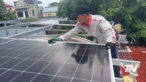 Chi nhánh Công trình Viettel Thái Nguyên lắp đặt hệ thống điện mặt trời mái nhà cho khách hàng.