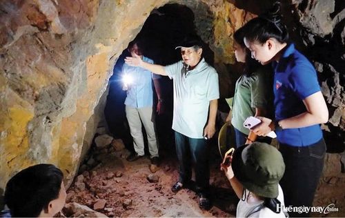 Trong lòng địa đạo (cựu chiến binh Dương Đình Hàm là người mặc áo trắng, đứng chỉ tay giới thiệu một khu vực trong địa đạo). 