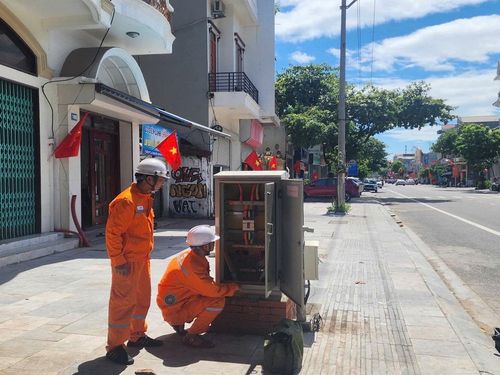 Nhân viên Điện lực Đông Triều trực vận hành và kiểm tra lưới điện đảm bảo cấp điện kỳ nghỉ lễ ngày 02/9
