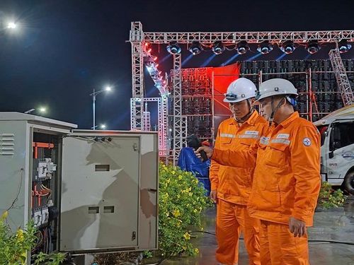 Nhân viên Điện lực Vân Đồn kiểm tra thông số kỹ thuật vận hành đảm bảo cấp điện chương trình Dấu son lịch sử - Khát vọng Quảng Ninh tổ chức tại đảo Cô Tô
