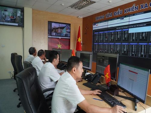 Điều độ viên Công ty Điện lực Quảng Ninh trực vận hành lưới điện đảm bảo cung cấp điện kỳ nghỉ lễ 02/9
