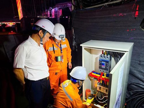Phó giám đốc Công ty Điện lực Quảng Ninh Lê Bá Quyến trực tiếp chỉ đạo đảm bảo cung cấp điện trong Lễ công bố Nghị quyết của Quốc hội thành lập thành phố Quảng Ninh