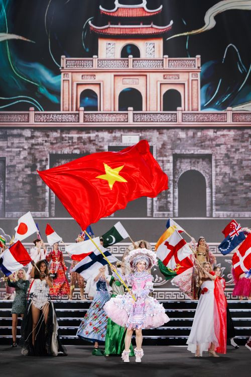 111 thí sinh tại phần trình diễn Dances of the World xuất hiện theo nhóm châu lục, mang theo quốc kỳ và giới thiệu bản sắc quê hương qua vũ đạo.