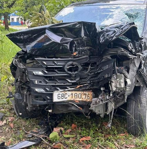 Đầu ô tô bị bể nát.