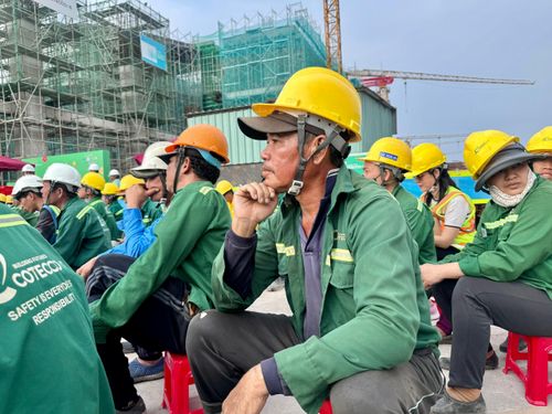 Những người cha, người mẹ làm việc trên công trường Trung tâm Tổ chức Hội nghị APEC Phú Quốc.