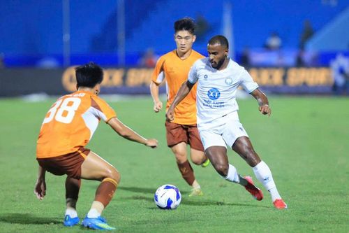 Các cầu thủ HAGL có trận đấu khó khăn trước Nam Định.