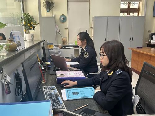 Cán bộ Hải quan khu vực X giải quyết tờ khai xuất khẩu cho doanh nghiệp. Ảnh: Hải Anh