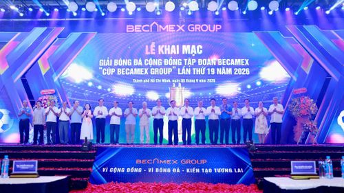 Các đại biểu thực hiện nghi thức Khai mạc Giải bóng