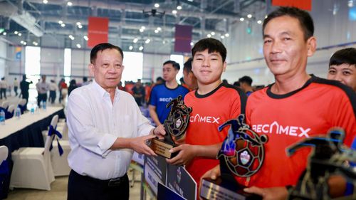 Chủ tịch HĐQT Becamex Group Nguyễn Văn Hùng trao kỷ niệm chương cho các đội bóng tham dự Giải