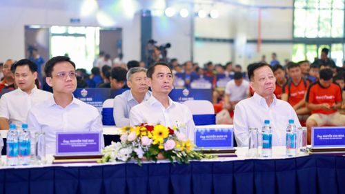 Các đại biểu tham dự lễ khai mạc giải bóng