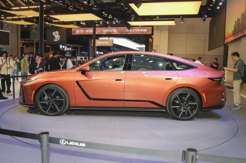 Lexus ES 2026 có kích thước lớn hơn thế hệ cũ. Ảnh: ST