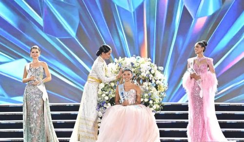 Đứng hai bên tân Hoa hậu Thế giới 2026 là Á hậu 1 Taanusiya Veerapandian – Malaysia và Á hậu 2 Elisabeth Reynes Alabern - Tây Ban Nha.