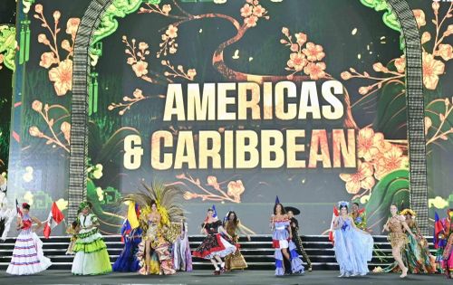 Các thí sinh trong màn trình diễn Dances of the World với trang phục truyền thống.