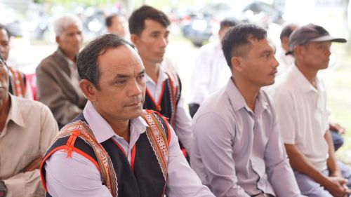Thiếu tướng Nguyễn Hữu Mạnh động viên bà con thôn Plei Rbai tham gia mô hình “Trở về đức tin, giữ bình yên buôn làng”.