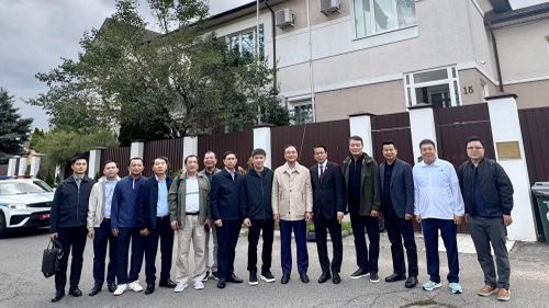 Thứ trưởng Phạm Thế Tùng và đoàn công tác cùng lãnh đạo, cán bộ Đại sứ quán Việt Nam tại Belarus.