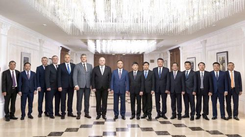 Thứ trưởng Phạm Thế Tùng và ông Alesandr Rakhmanov cùng các đại biểu.