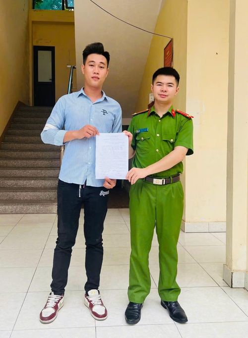 Cán bộ Công an phường Trung Thành tiếp nhận đơn của công dân tình nguyện thực hiện nghĩa vụ tham gia CAND năm 2027.