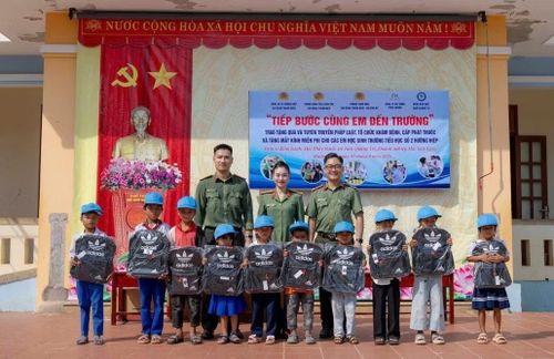 Công an mỗi đơn vị, địa phương ở Quảng Trị gắn với một địa chỉ trên địa bàn để "Tiếp bước cùng em đến trường" hỗ trợ học sinh có hoàn cảnh khó khăn.