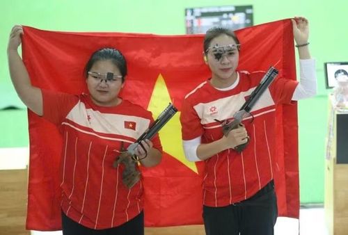 Từ trái qua phải: Hai xạ thủ CAND Nguyễn Thùy Trang và Trịnh Thu Vinh. Ảnh: Tam Ninh.