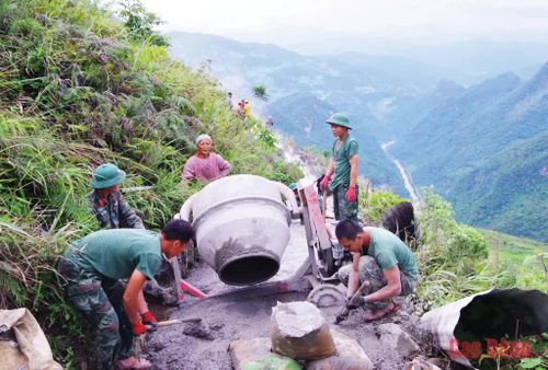 Cán bộ, chiến sĩ Bộ Chỉ huy Quân sự tỉnh cùng nhân dân 2 xóm Hò Lù, Lũng Rỳ làm đường bê tông.