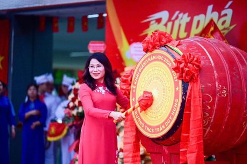 Tiến sĩ - NGƯT Lê Kim Anh, Bí thư Đảng ủy, Hiệu trưởng nhà trường đánh trống khai giảng năm học mới.