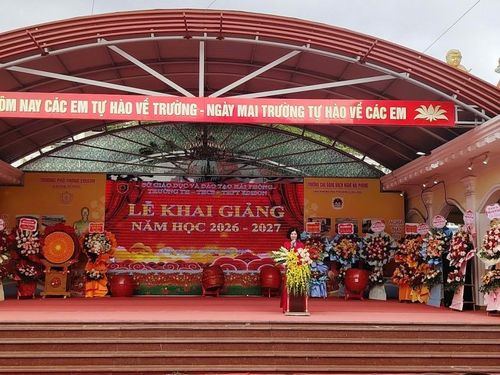 Thạc sĩ Vũ Thị Nháng, Hiệu trưởng Trường TH-THCS-THPT Edison phát biểu tại buổi lễ khai giảng.