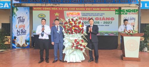  Nhân dịp này, thay mặt Tỉnh ủy, HĐND, UBND và Ủy ban MTTQ Việt Nam tỉnh Lâm Đồng, đồng chí Trần Đình Ninh đã tặng hoa chúc mừng tập thể sư phạm nhà trường và trao các suất học bổng ý nghĩa hỗ trợ các em học sinh có hoàn cảnh khó khăn 