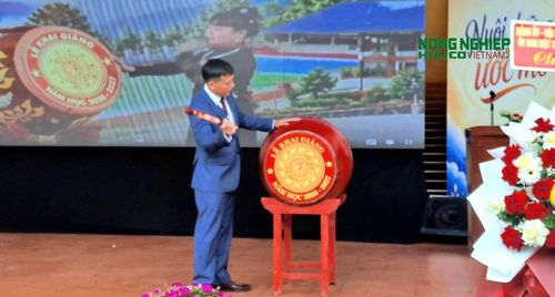 Thầy Chu Văn Nho, Bí thư chi bộ, Hiệu trưởng nhà trường đánh trống khai giảng năm học mới 2026 – 2027