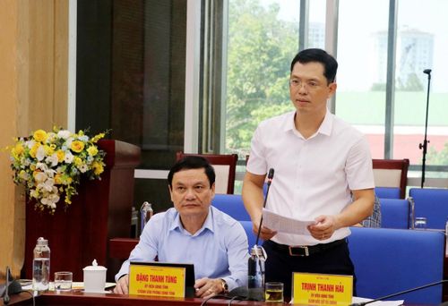 Giám đốc Sở Tài chính Trịnh Thanh Hải báo cáo tình hình kinh tế - xã hội trên địa bàn tỉnh 8 tháng đầu năm 2026. (Ảnh: NAG)