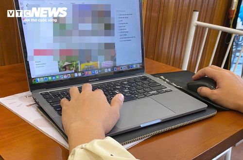 Chị Hương thường xuyên thức khuya để trả lời khách hàng. (Ảnh: NVCC)