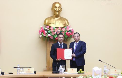 Phó Thủ tướng Thường trực trao quyết định bổ nhiệm cho ông Nguyễn Việt Sơn. (Ảnh: chinhphu.vn)