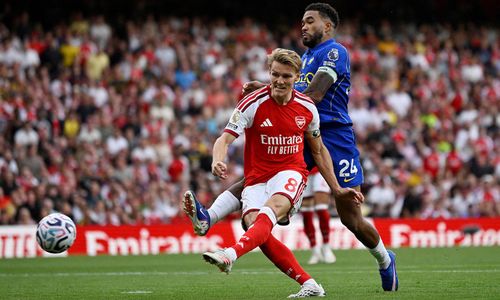 Odegaard ghi bàn quyết định giúp Arsenal thắng 2-1. (Ảnh: Reuters)