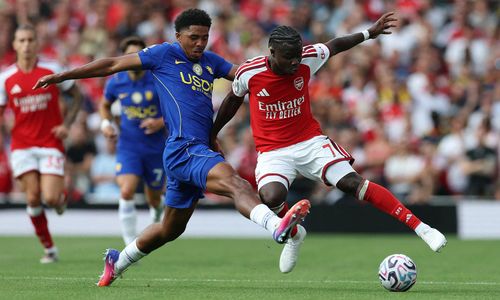 Arsenal và Chelsea tạo ra màn đôi công hấp dẫn. (Ảnh: Reuters)