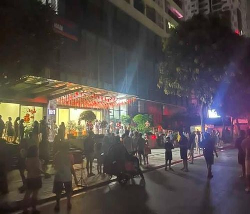 Hàng trăm người đã kịp sơ tán. Ảnh: Chu Dũng